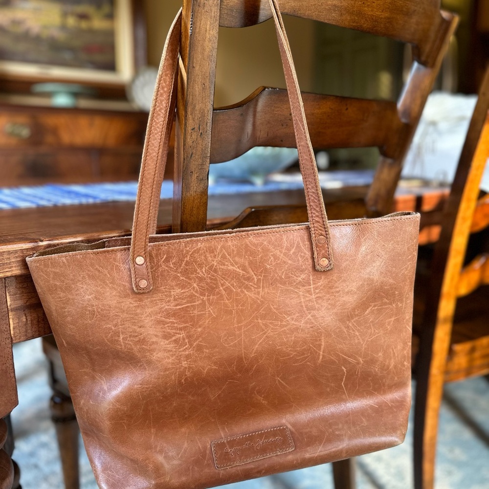 Chic Tan Leather Tote Bag - Picture 4 of 9